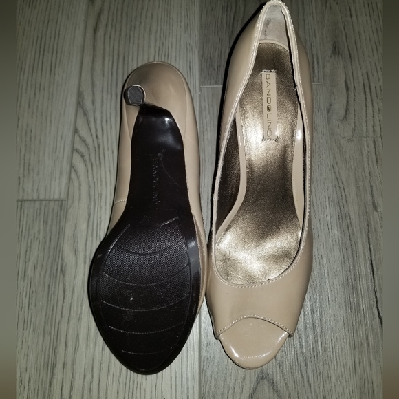 Bandolino Faux Pantent Leather Taupe Heel - Picture 4 of 4
